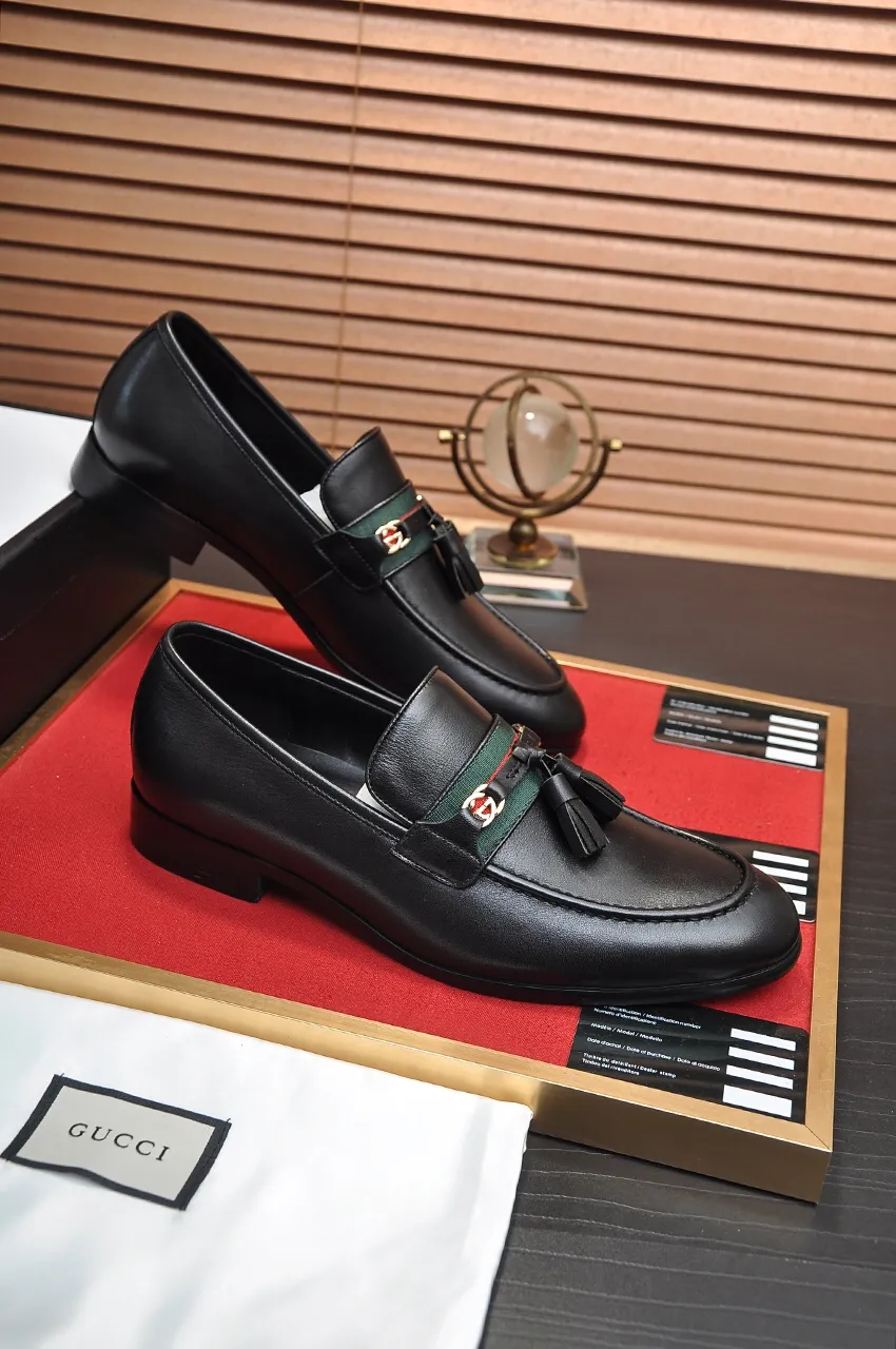 Men's shoes💰500💶Italy's top luxury men's shoe giant (GUCCI) (Gucci) (full cowhide lining) new arrival🍃Original European style🔰 Pleasant to the eye😍In order to make the shoes more durable and non-deformable🌀The production continues to follow traditional methods but there is still no lack of innovation💪Choose original sheepskin for the leather♻️ Smooth and natural And extra bright ⭐Made of imported cowhide, the first choice of rich people 38-45 (45 customized)